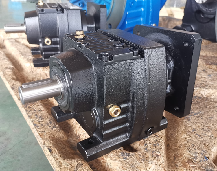 R37系列減速機的實物照片，輸入配伺服電機