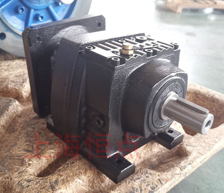 R37系列減速機的實物照片，輸入配伺服電機