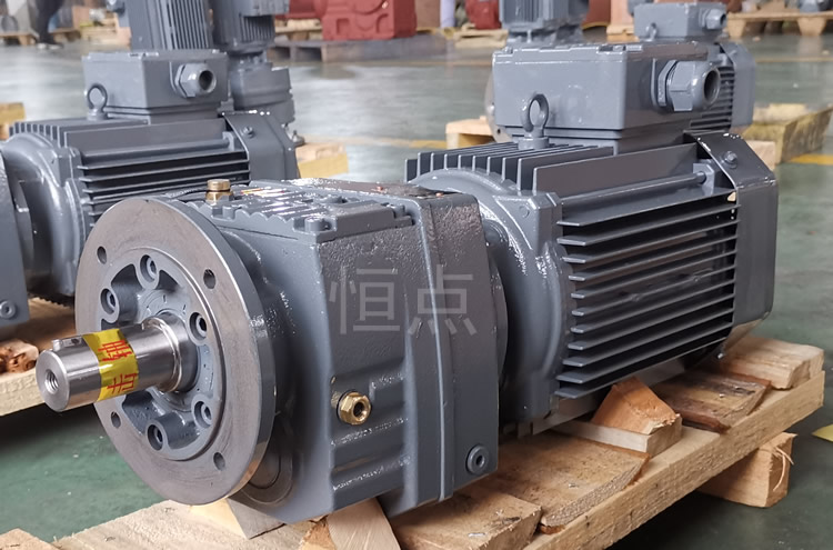 RF47系列減速機配直聯電機，立式安裝 輸出法蘭+軸 實物圖