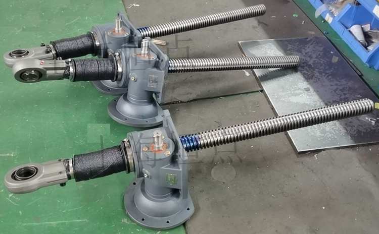 SWLD10升降機配關節軸承，配軟防護罩的實物圖